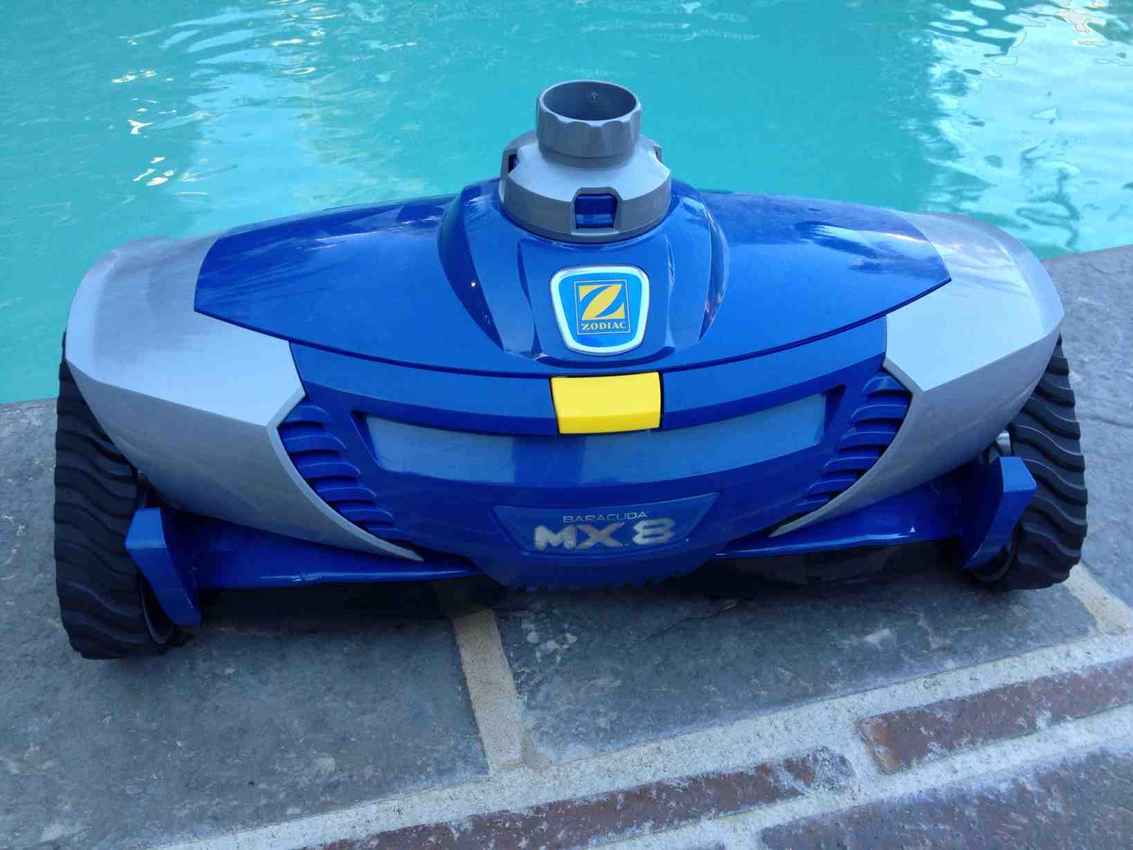 test-du-zodiac-baracuda-mx8-a-lire-avant-d-acheter-ce-robot-piscine