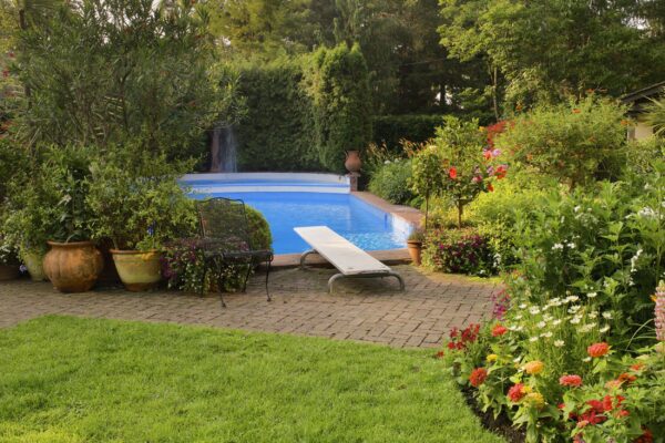 Ce qu’il faut prendre en considération avant d’aménager un jardin près d’une piscine